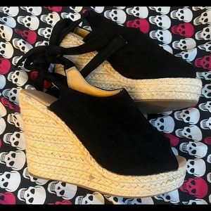 Black wedges